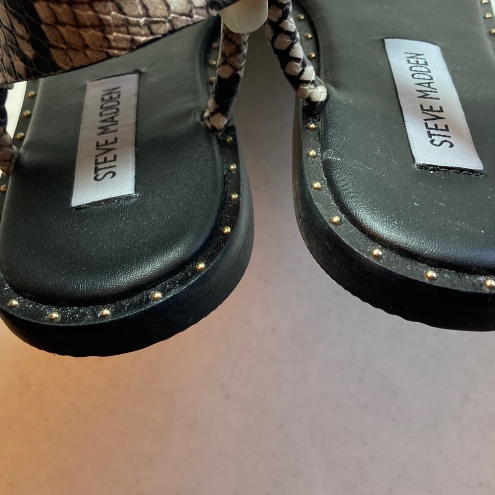 NWOT Steve Madden Black and Cream Snake-Print T-Strap Sandals with Gold Accent - Picture 6 of 6